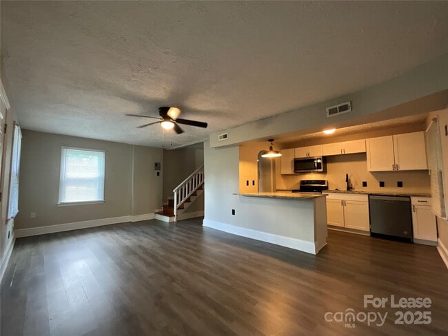 3905 Freedom Dr in Charlotte, NC - Building Photo - Building Photo