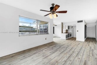 285 NE 191st St in Miami, FL - Foto de edificio - Building Photo