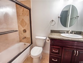 5264 Satsuma Ave, Unit 9 in Los Angeles, CA - Foto de edificio - Building Photo