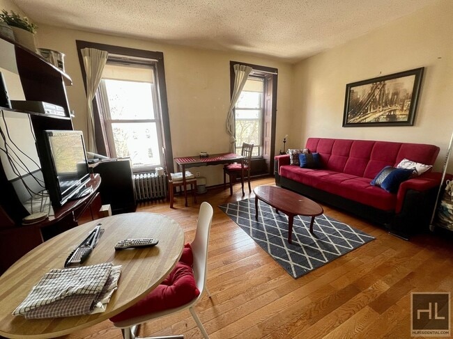 2BR 1BA Brownstone On Stuyvesant Heights Bushwick Border