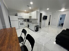 2240 Simms St in Hollywood, FL - Building Photo
