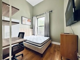 Furnished room/NOT APARTMENT in Queens, NY - Building Photo