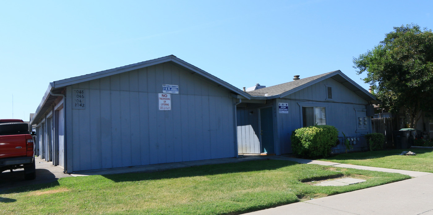 3042-3048 Wentworth Dr in Stockton, CA - Building Photo