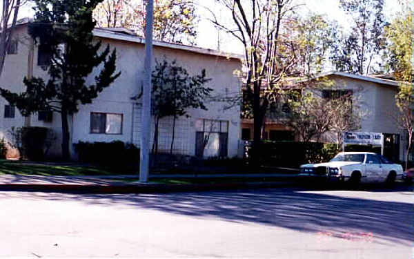 608 E Wilhelmina St in Anaheim, CA - Foto de edificio - Building Photo