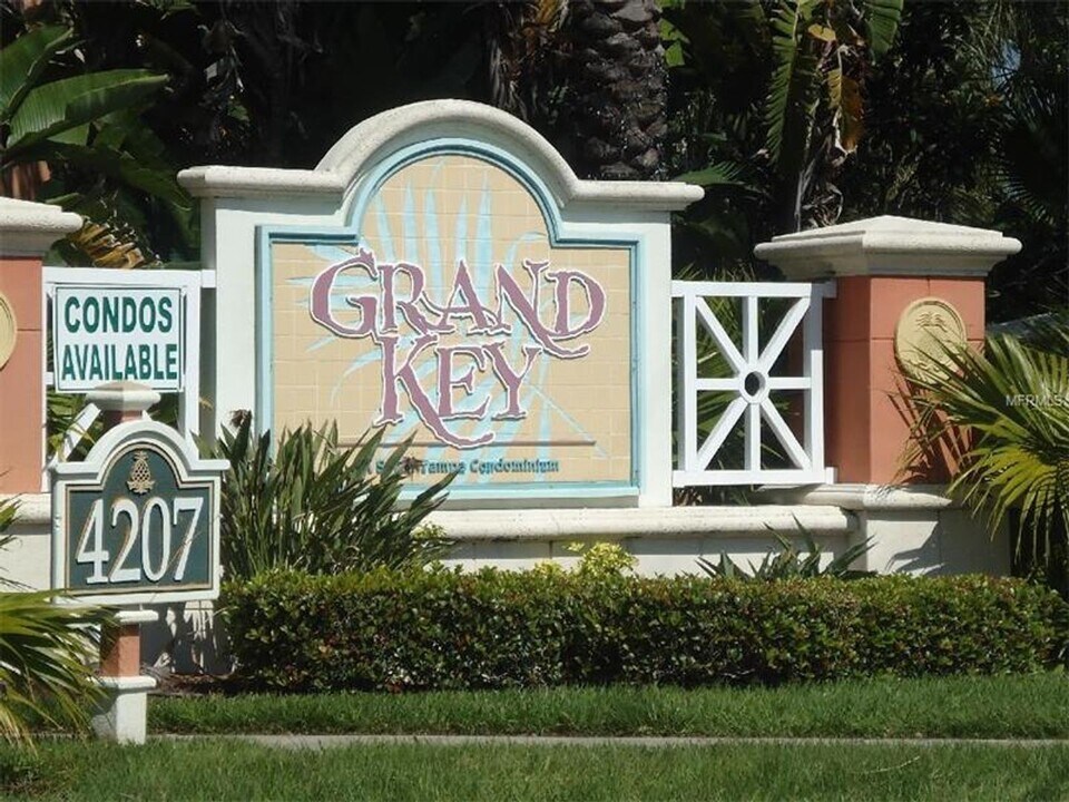 4207 S Dale Mabry Hwy in Tampa, FL - Building Photo