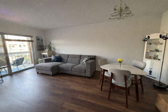 7730 Camino Real in Miami, FL - Building Photo - Building Photo