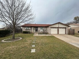 6409 Stardust Dr S in Watauga, TX - Building Photo