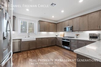 749 Daniel Freeman Cir in Inglewood, CA - Building Photo - Building Photo