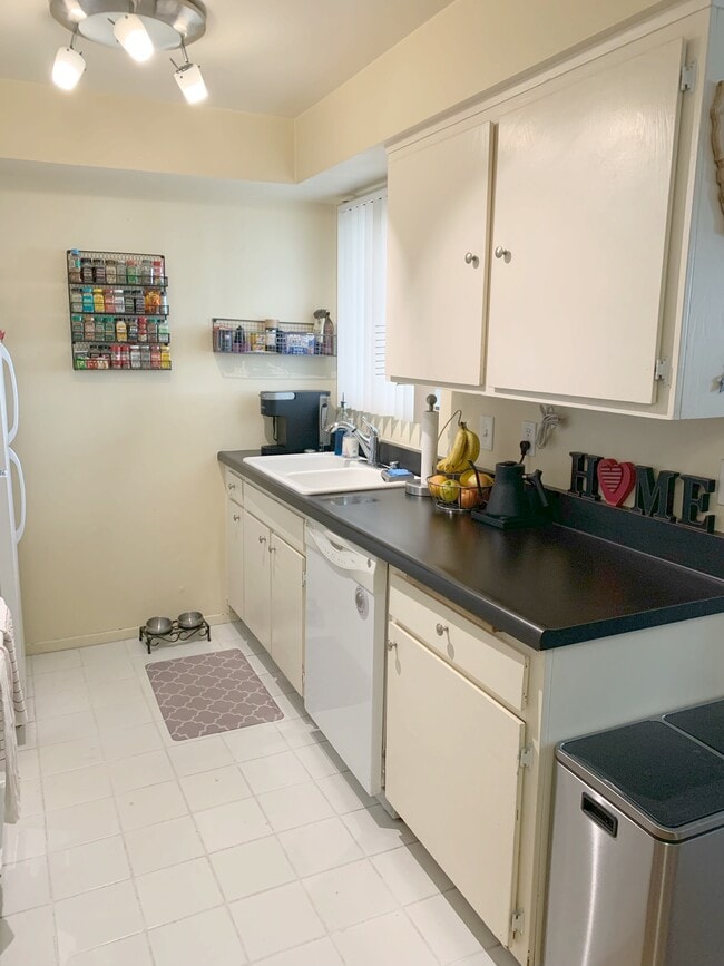 5700 Etiwanda Ave, Unit 175 in Tarzana, CA - Building Photo - Building Photo