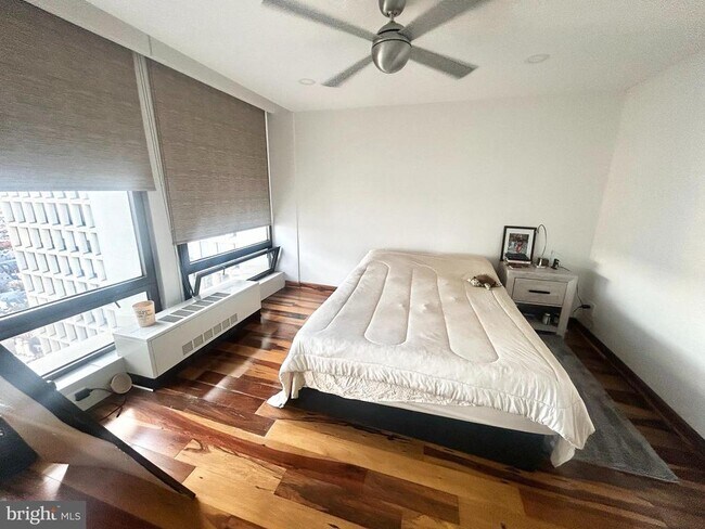 200 Locust St in Philadelphia, PA - Building Photo - Building Photo