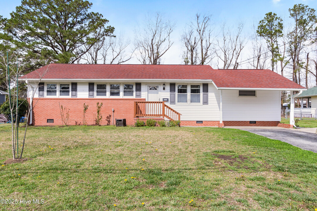 1025 Decatur Rd in Jacksonville, NC - Foto de edificio