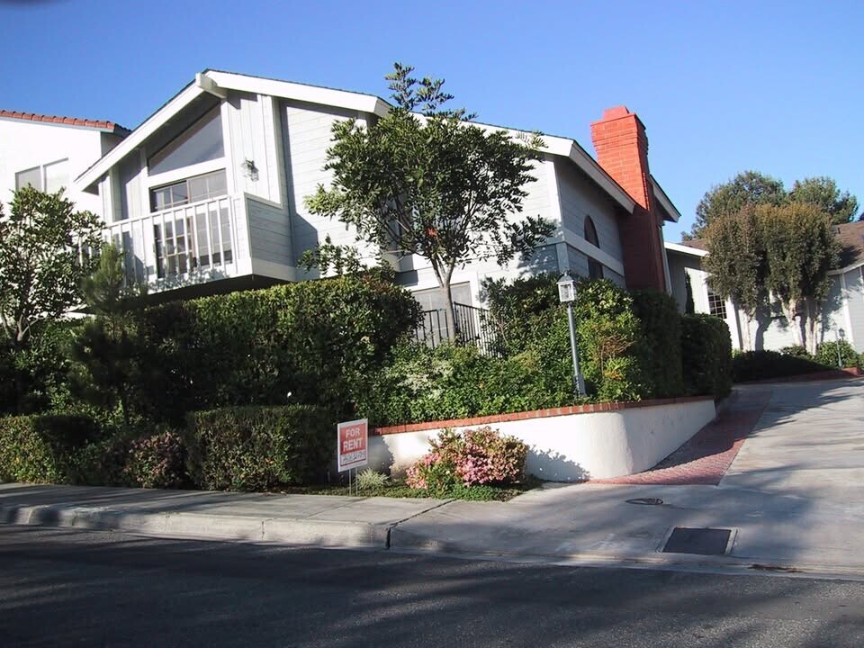 7537 Jerez Ct in Carlsbad, CA - Building Photo