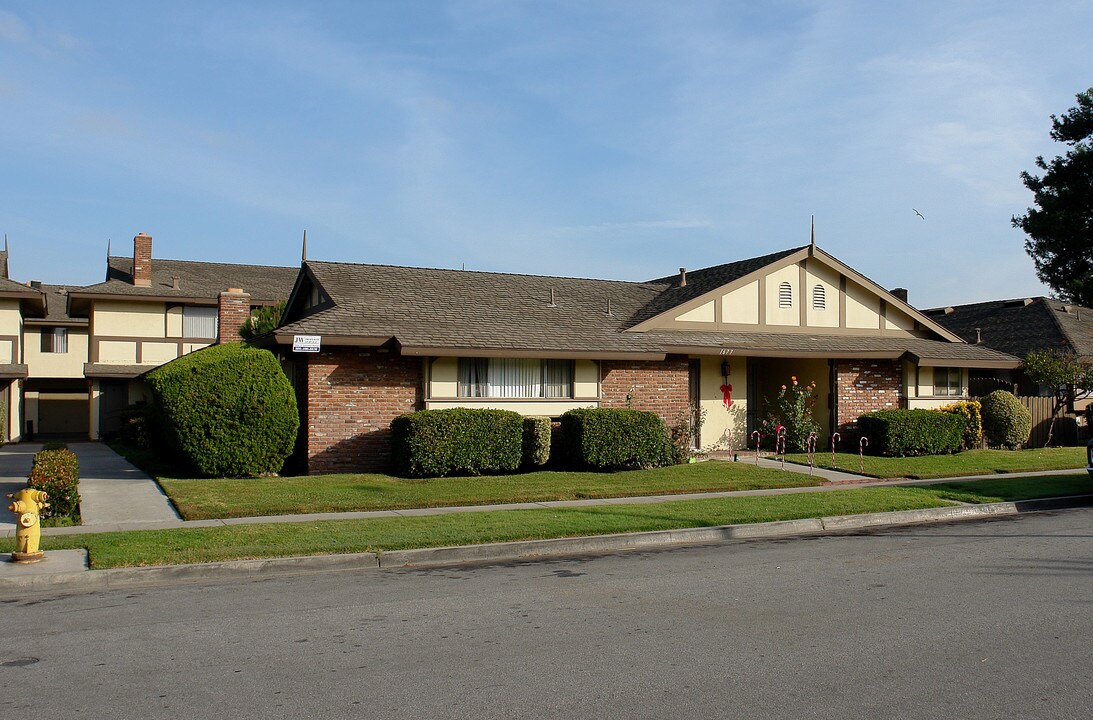 1677 W Cindy Ln in Anaheim, CA - Building Photo