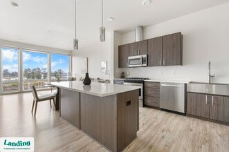 11505 NE Yacht Harbor Dr, Unit D504 in Portland, OR - Foto de edificio - Building Photo