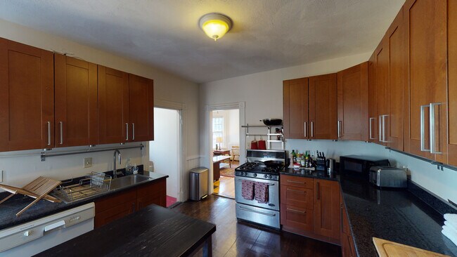 5 Ashton Pl, Unit 5 in Cambridge, MA - Foto de edificio - Building Photo