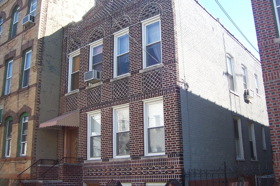 18-70 Himrod St in Flushing, NY - Building Photo