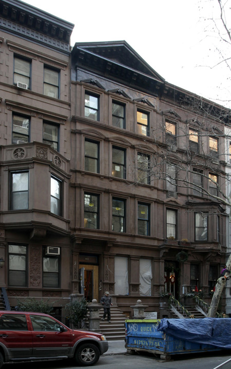 136 W 73rd St in New York, NY - Building Photo