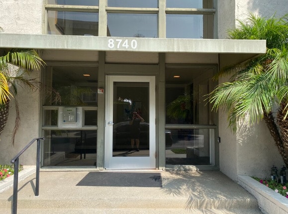 8740 Tuscany Ave in Playa Del Rey, CA - Foto de edificio - Building Photo