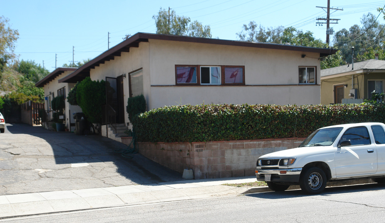 10308 Plainview Ave in Tujunga, CA - Building Photo