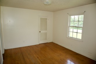 Drake Circle and Oakcrest in Shelby, NC - Building Photo - Interior Photo