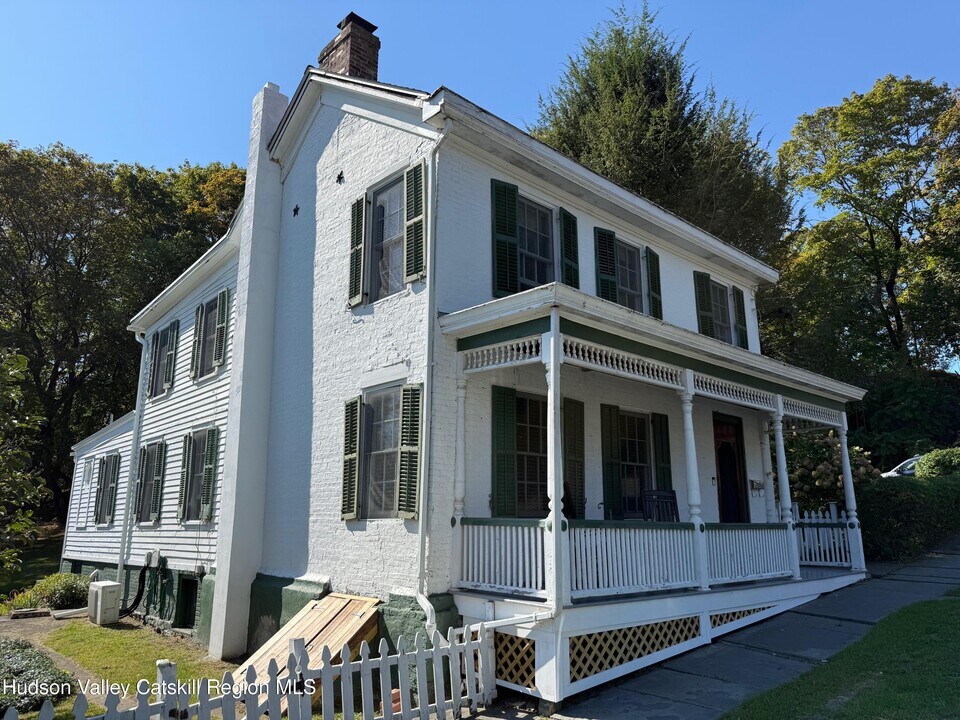 9 Market St in Athens, NY - Building Photo
