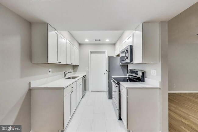 5700 Chapman Mill Dr in North Bethesda, MD - Foto de edificio - Building Photo