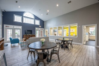 Charleston Pointe Apartments in Charleston, IL - Building Photo - Interior Photo