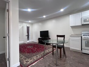 1367 W 12th St, Unit B in San Pedro, CA - Foto de edificio - Building Photo