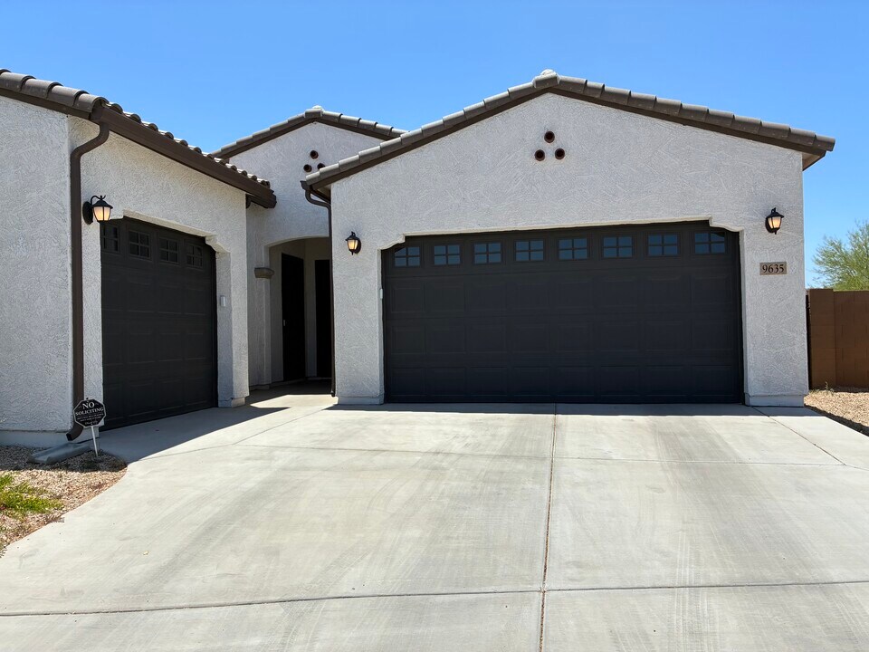 9635 S 40th Dr in Laveen, AZ - Foto de edificio