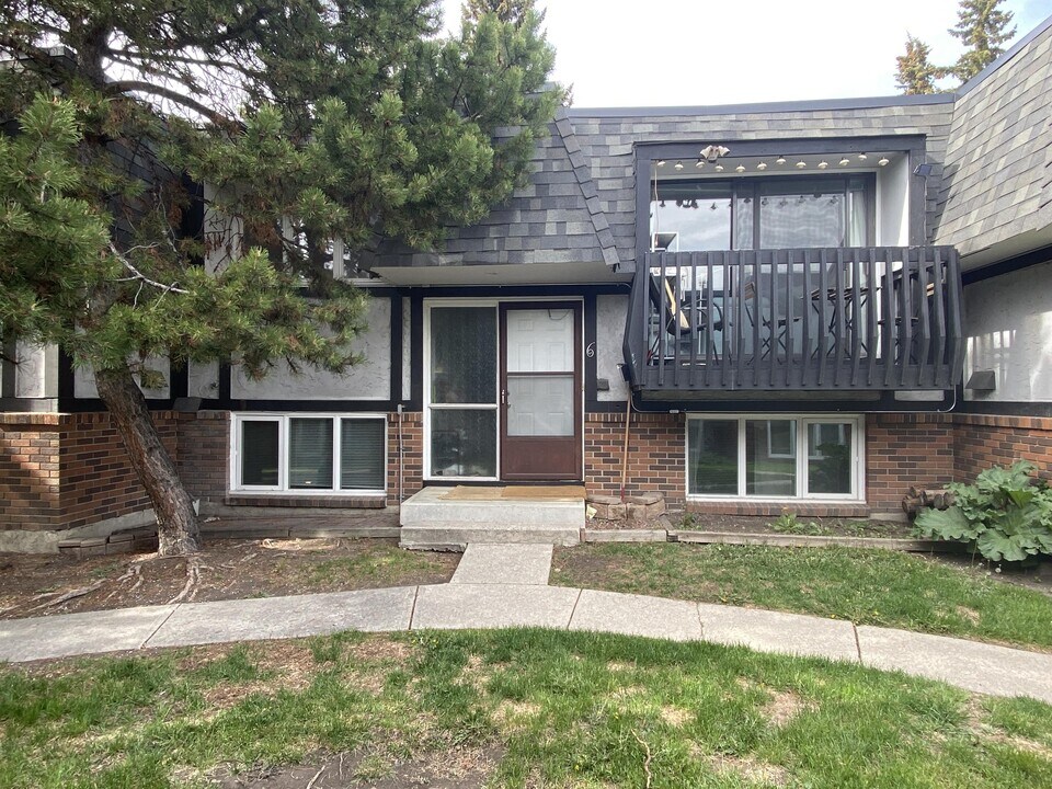 1739-24A 24a St SW in Calgary, AB - Building Photo