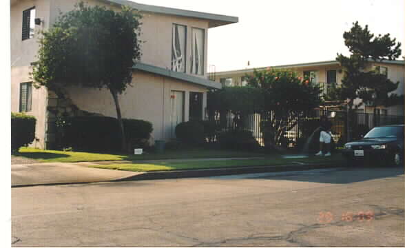 141-147 S Fahrion Pl in Anaheim, CA - Foto de edificio - Building Photo