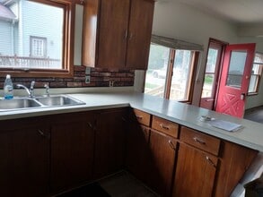 406 E Beacon Ave, Unit lower in New London, WI - Building Photo - Building Photo