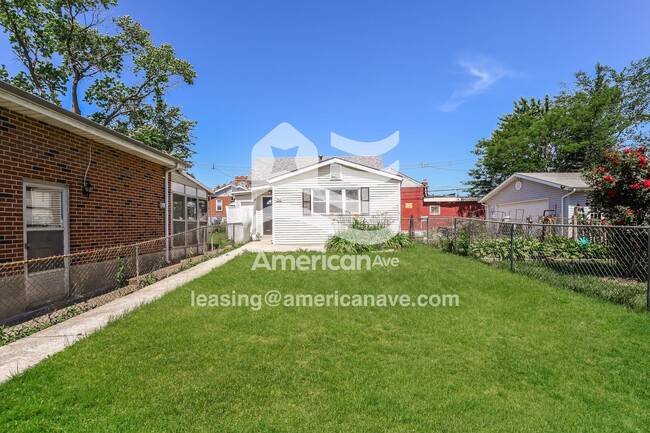 765 Regina Ave in St. Louis, MO - Foto de edificio - Building Photo