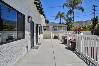 2111 Scott Rd, Unit 1 in Burbank, CA - Building Photo - Building Photo