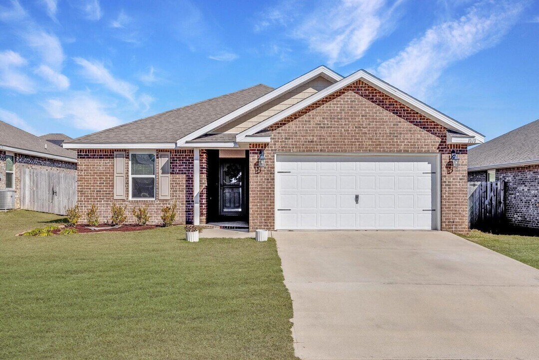 1010 Limpkin St in Crestview, FL - Building Photo