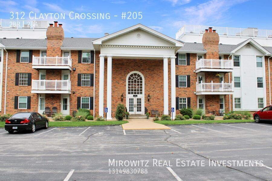 312 Clayton Xing Dr in Ellisville, MO - Building Photo