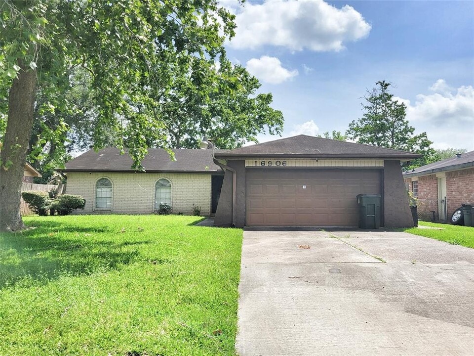 16906 Blackhawk Blvd in Friendswood, TX - Building Photo