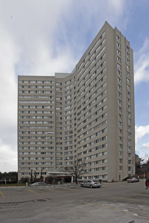 Place Royale in Mississauga, ON - Building Photo