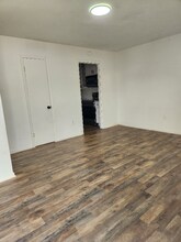 4835 N Old Laurens Rd in Gray Court, SC - Foto de edificio - Building Photo