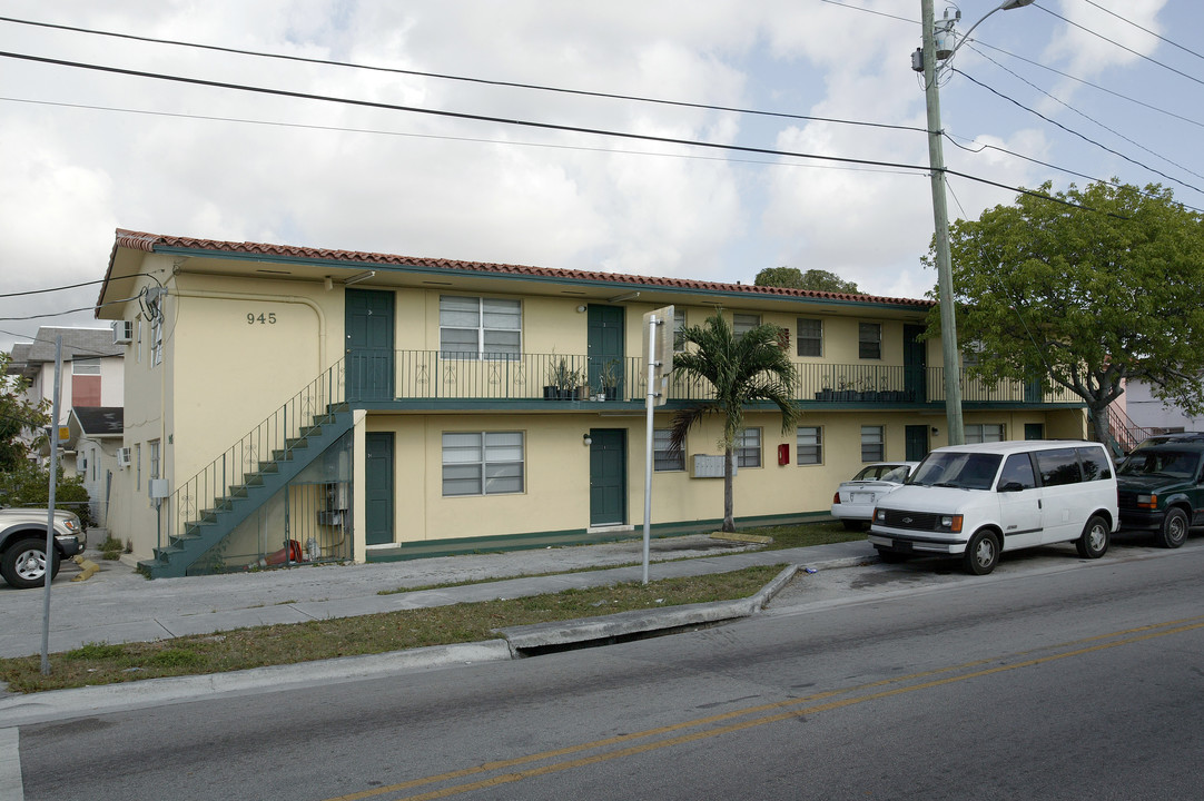 945 SE 12th St in Hialeah, FL - Building Photo