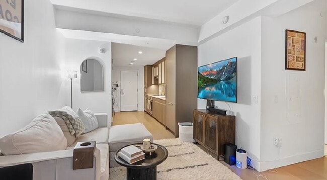 570 Broome St, Unit 6B in New York, NY - Building Photo - Building Photo
