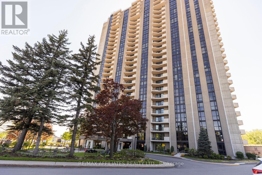 1025 Richmond Rd in Ottawa, ON - Building Photo