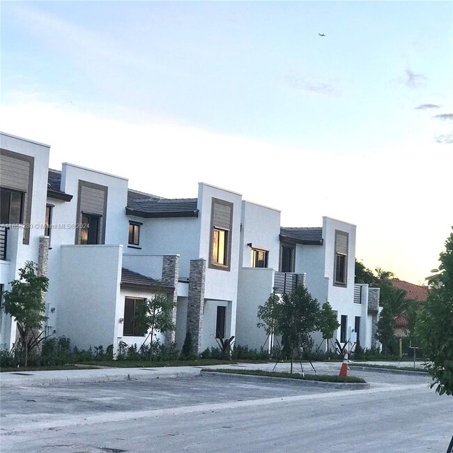 382 NE 208th Ter in Miami, FL - Building Photo - Building Photo