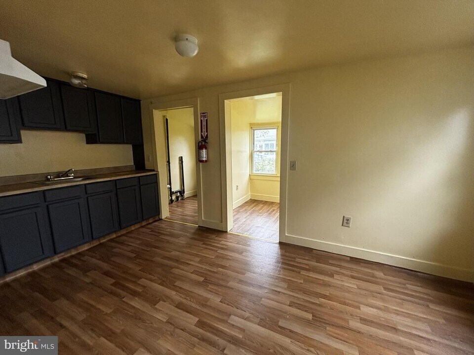 2 E Vine St in Millville, NJ - Building Photo