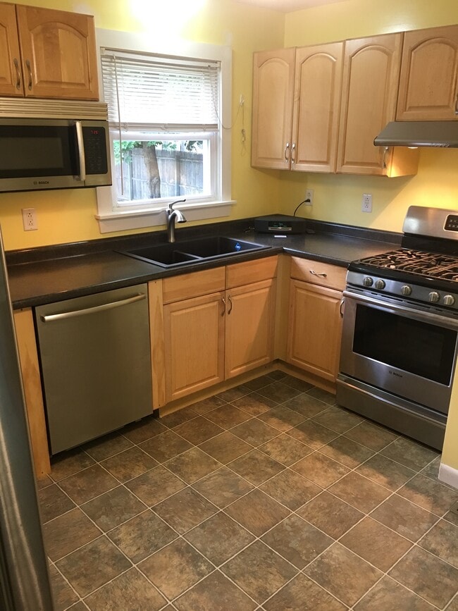 390 Queen City Park Rd in South Burlington, VT - Building Photo - Building Photo