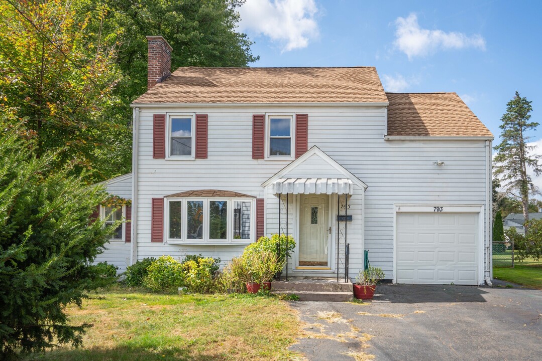 793 Quaker Ln S in West Hartford, CT - Building Photo