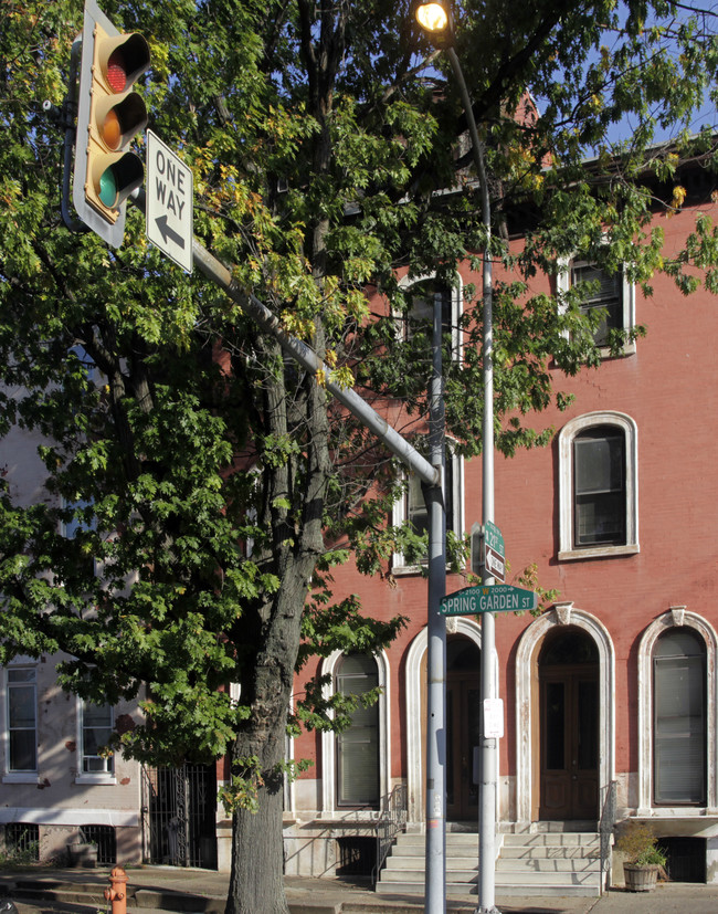 2103 Spring Garden St in Philadelphia, PA - Foto de edificio - Building Photo