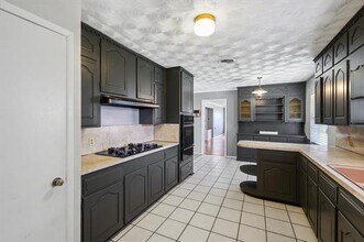 711 Bizerte Ave in Dallas, TX - Building Photo - Building Photo