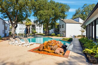 Woodtrail Apartment Homes in Houston, TX - Foto de edificio - Building Photo