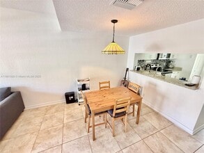 70 Whitehead Cir in Weston, FL - Foto de edificio - Building Photo
